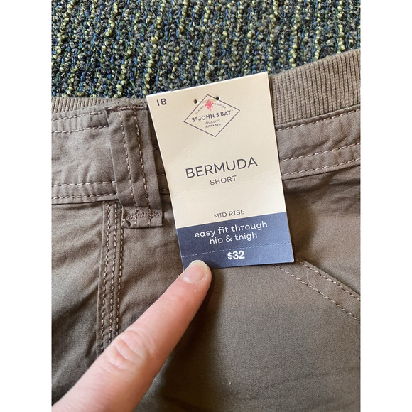 St. John's Bay Womens Mid Rise 11" Bermuda Short brown 18 cargo shorts NWT - Picture 3 of 5